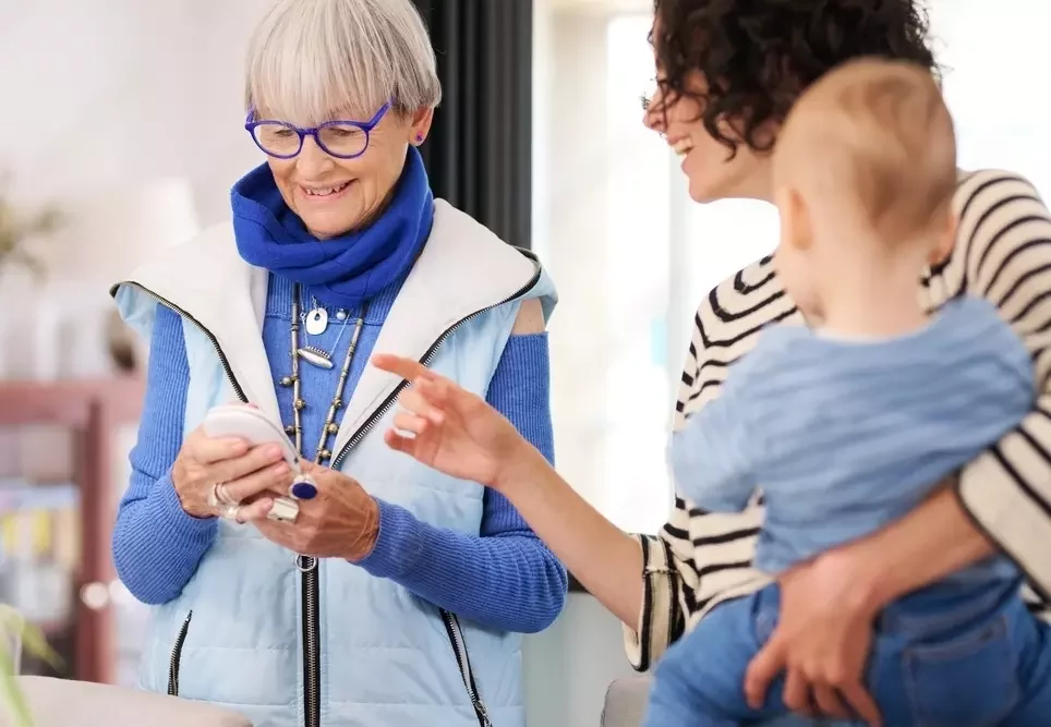 Une grand-mère apprend à utiliser un babyphone