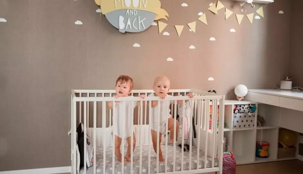 2 bébé dans un lit