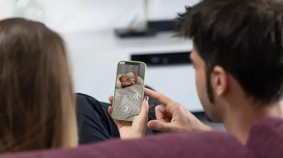 Parents qui surveille leur bébé sur un smartphone